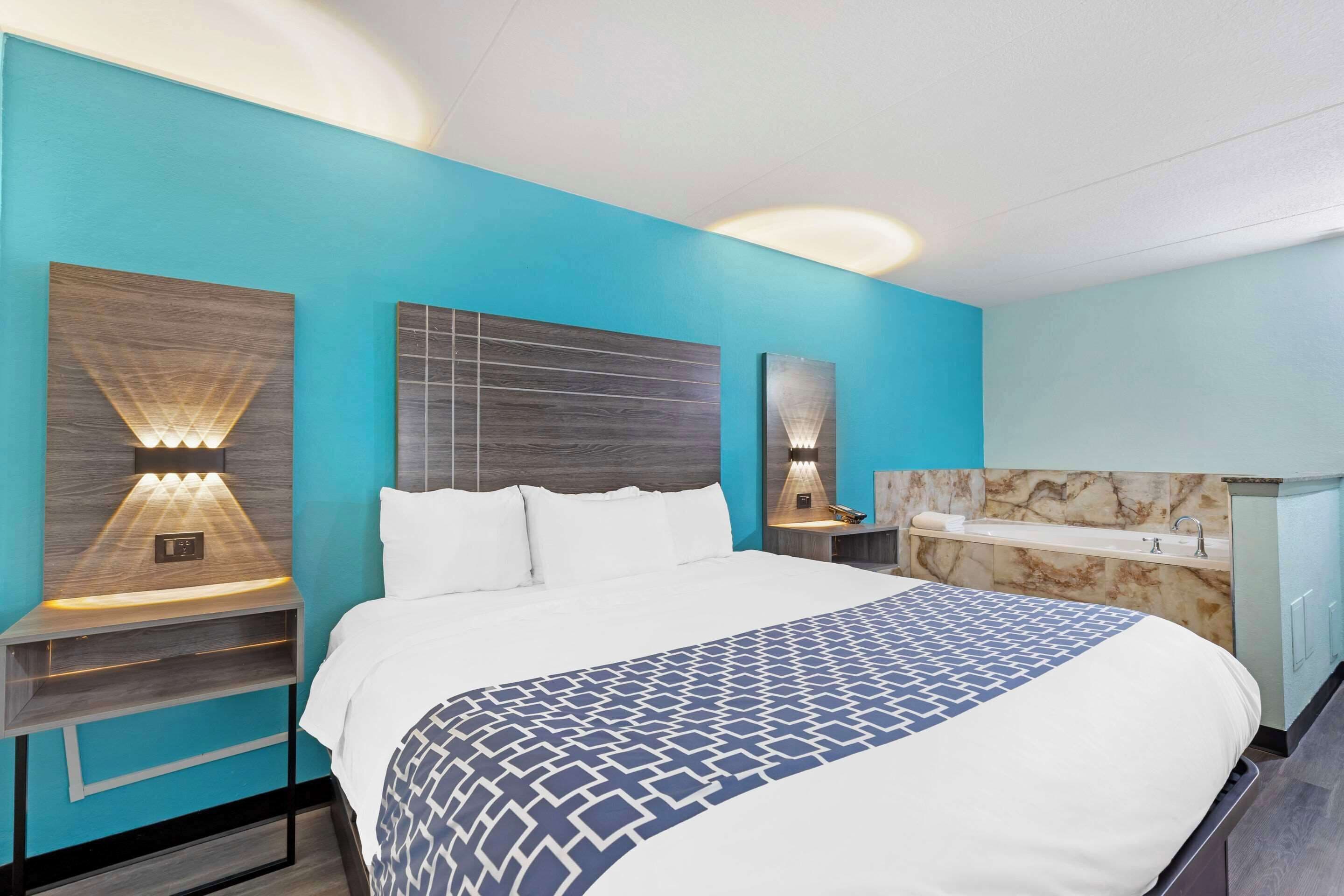 suite, 1 king bed, non smoking | in-room safe, desk, soundproofing, iron/ironing board