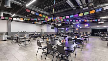 Déjeuner et dßner servis sur place, spécialités Cuisine au barbecue