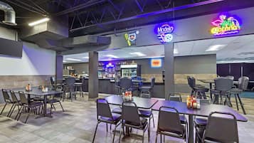 Se sirven comidas, cenas y cocina a la parrilla