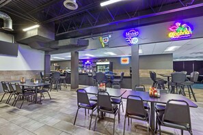 Lunch and dinner served, barbecue - Clarion Inn Des Moines Airport (Des Moines)