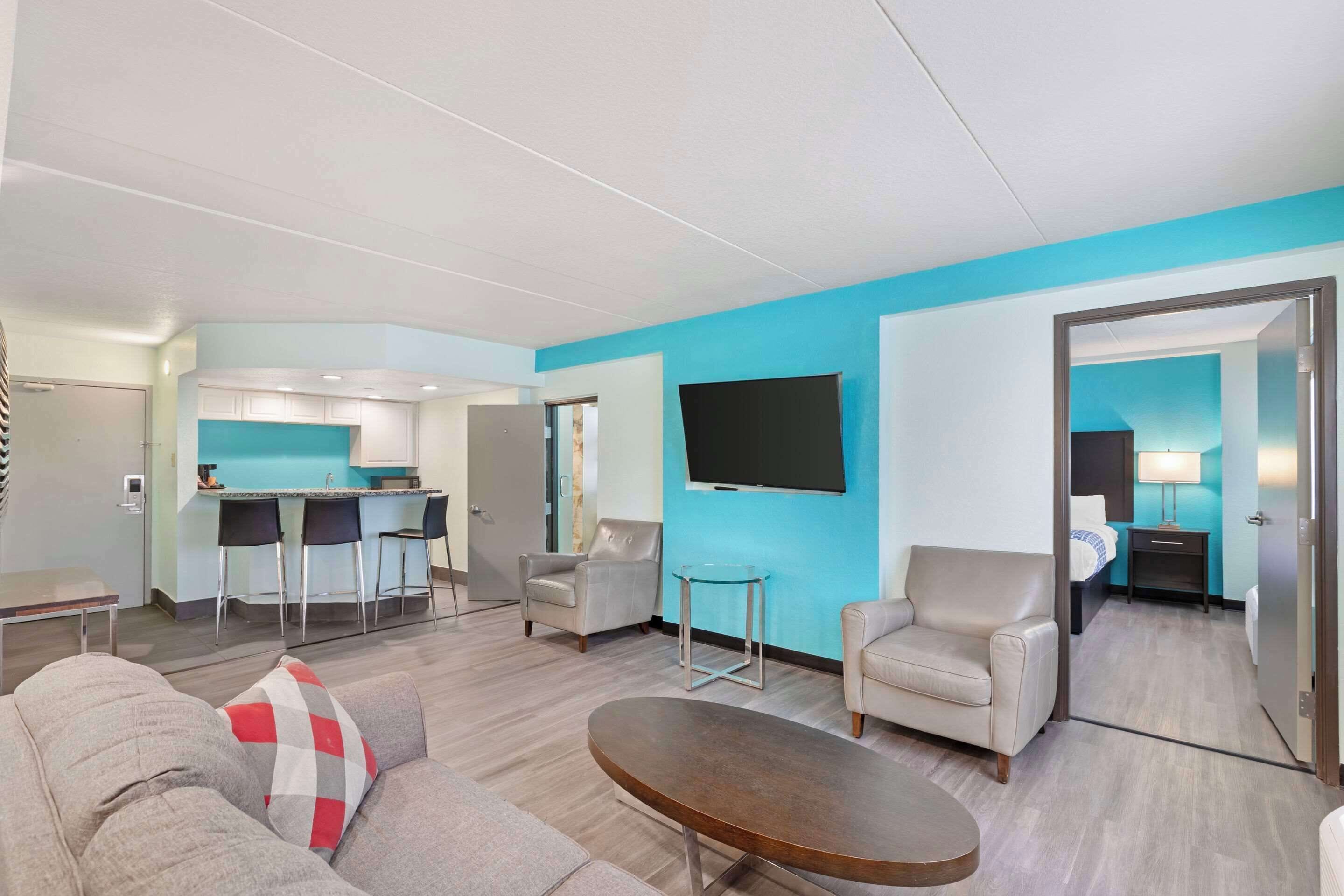 suite, 1 king bed, non smoking | in-room safe, desk, soundproofing, iron/ironing board