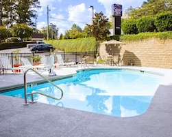Una piscina al aire libre de temporada
