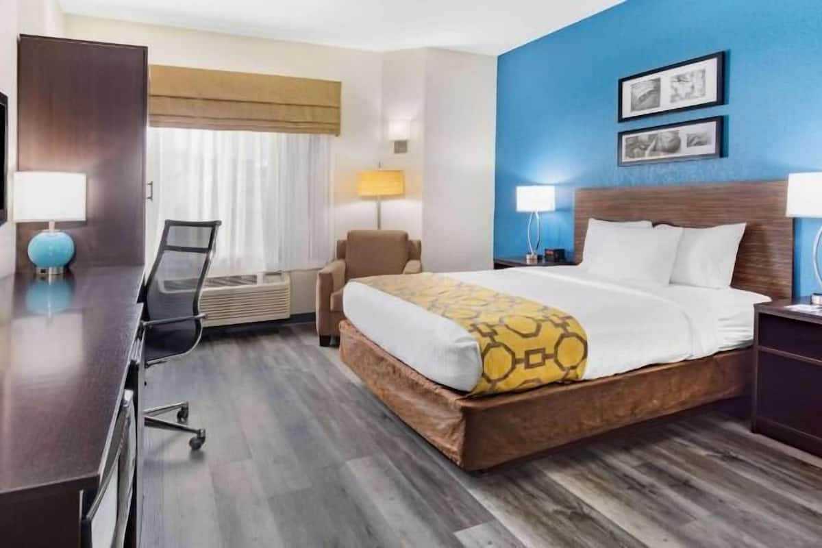 Desk, iron/ironing board, rollaway beds, free WiFi