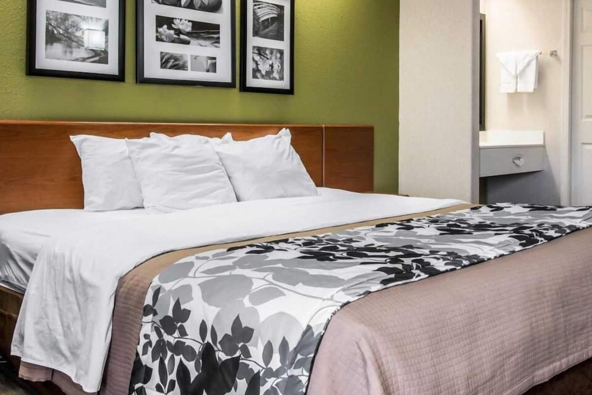 Desk, iron/ironing board, rollaway beds, free WiFi