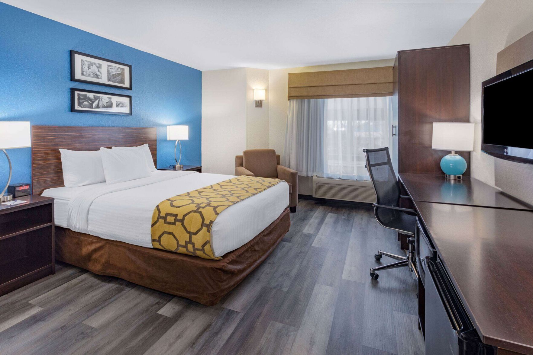 Desk, iron/ironing board, rollaway beds, free WiFi