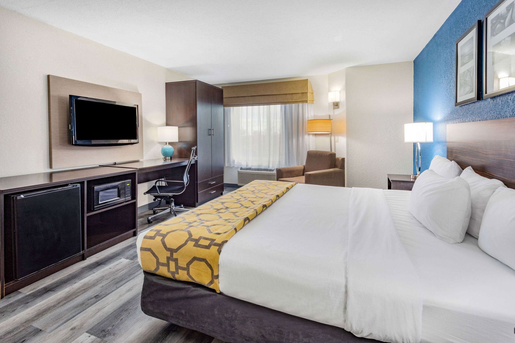 Desk, iron/ironing board, rollaway beds, free WiFi