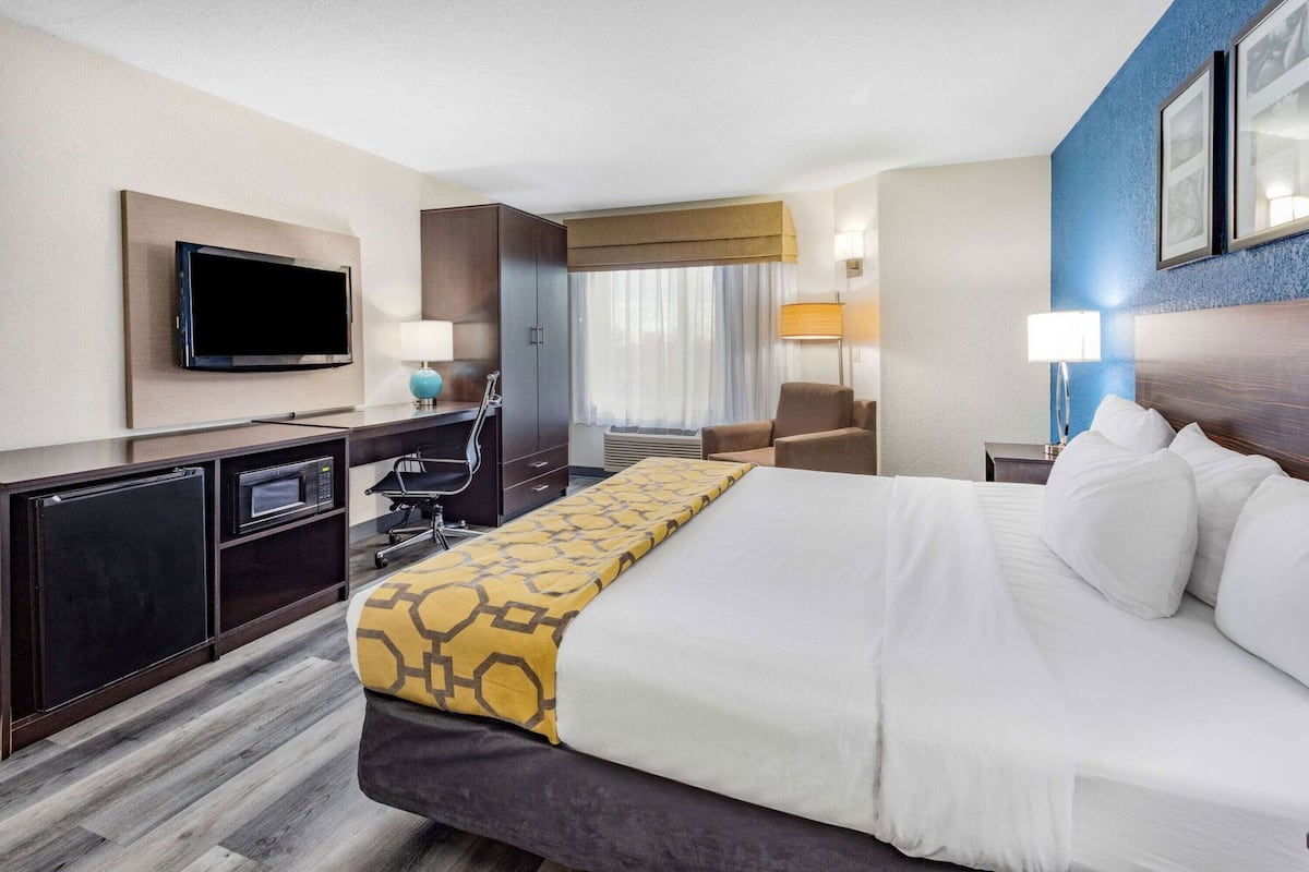 Desk, iron/ironing board, rollaway beds, free WiFi