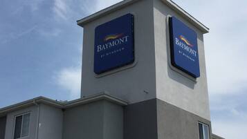Un edificio con dos letreros que dicen "Baymont by Wyndham".