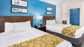 Escritorio, tabla de planchar con plancha y camas plegables/adicionales