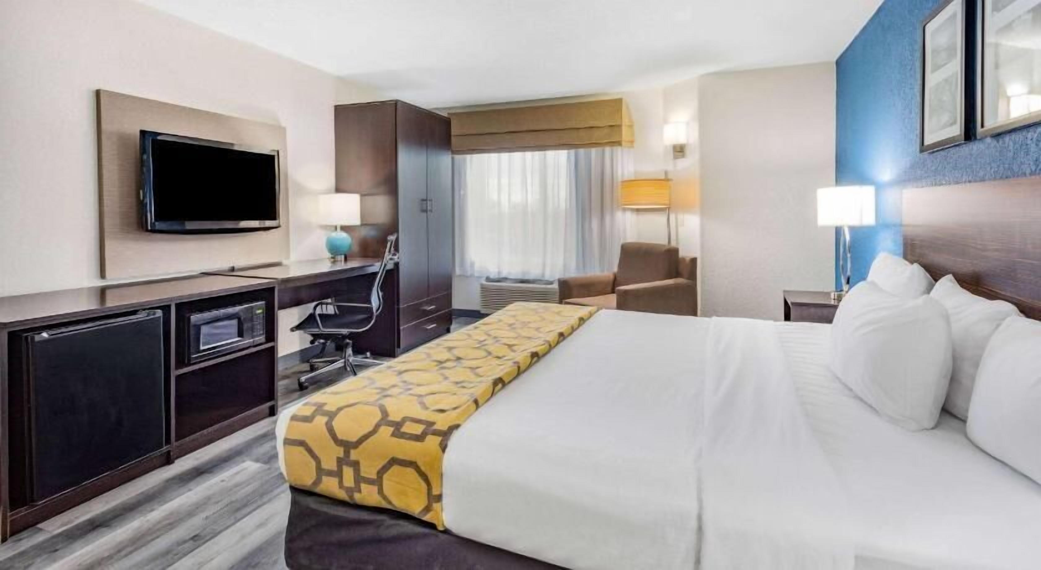 Desk, iron/ironing board, rollaway beds, free WiFi