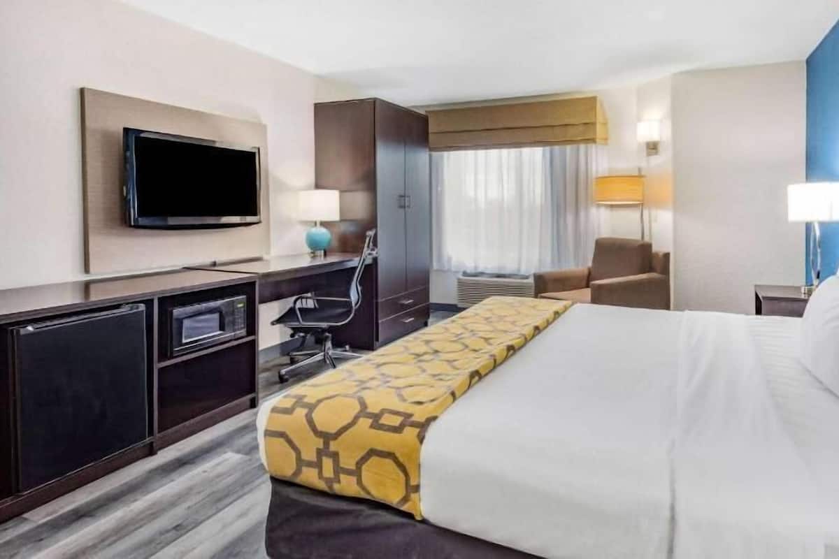 Desk, iron/ironing board, rollaway beds, free WiFi