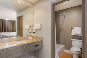 Ensemble douche/baignoire, articles de toilette gratuits, sèche-cheveux
