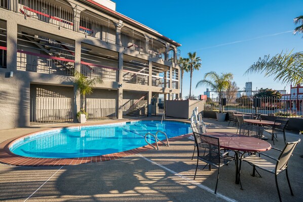 Una piscina al aire libre de temporada (de 09:00 a 22:00), sombrillas