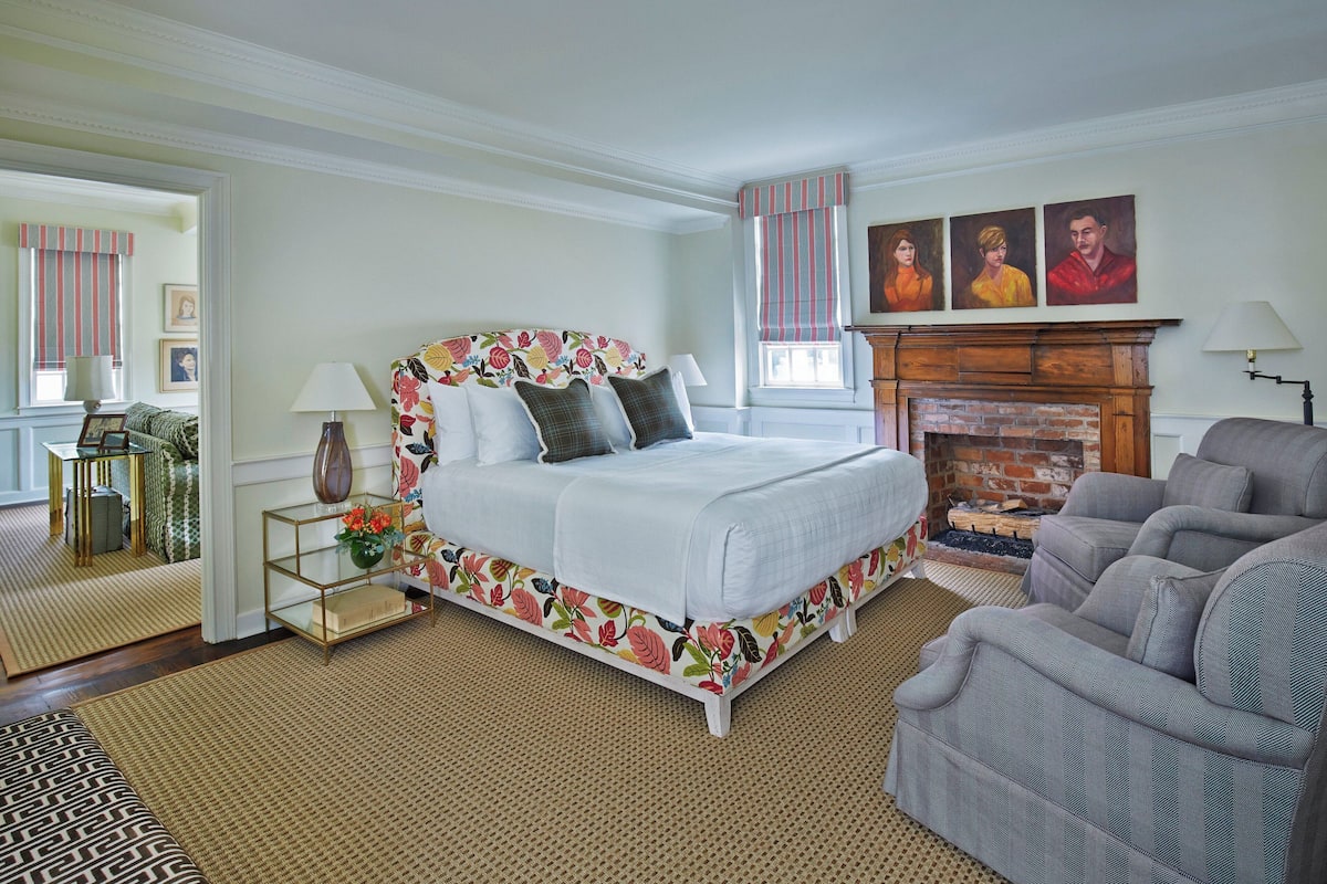 Suite, 1 cama King size (Hoyt House Deluxe Suite) | Ropa de cama de alta calidad y caja de seguridad en la habitación