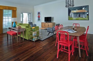 套房, 1 张特大床 (King Suite) | 高档床上用品、客房内保险箱、办公桌、笔记本电脑工作区