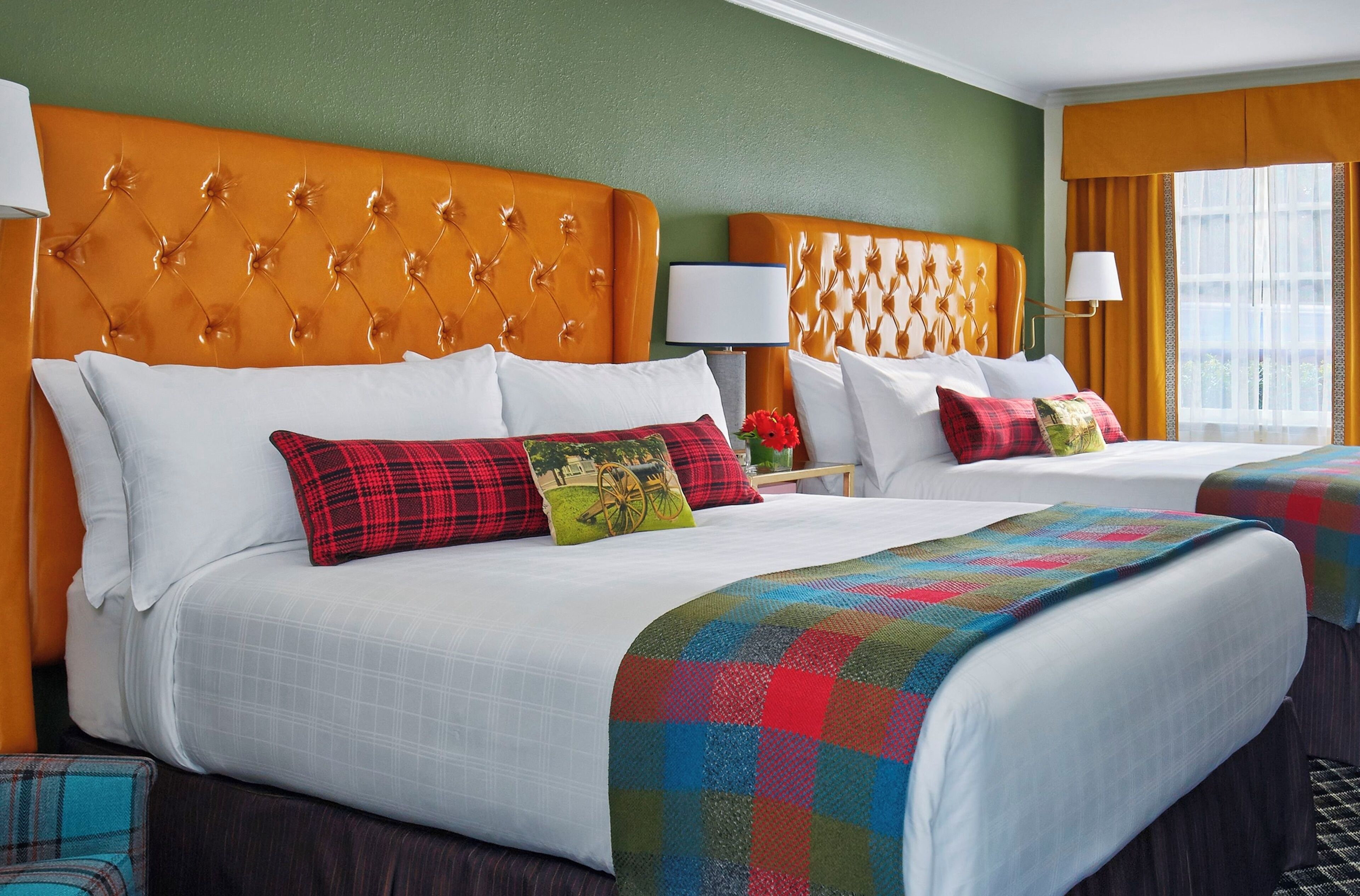 Premium-sengetøj, pengeskab på værelset, skrivebord