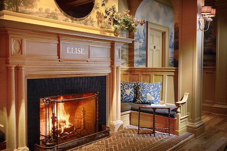 Lobby sitting area. The Vanderbilt, Auberge Collection