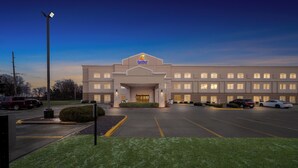A Comfort Inn & Suites with a parking lot and a well-maintained lawn in front.