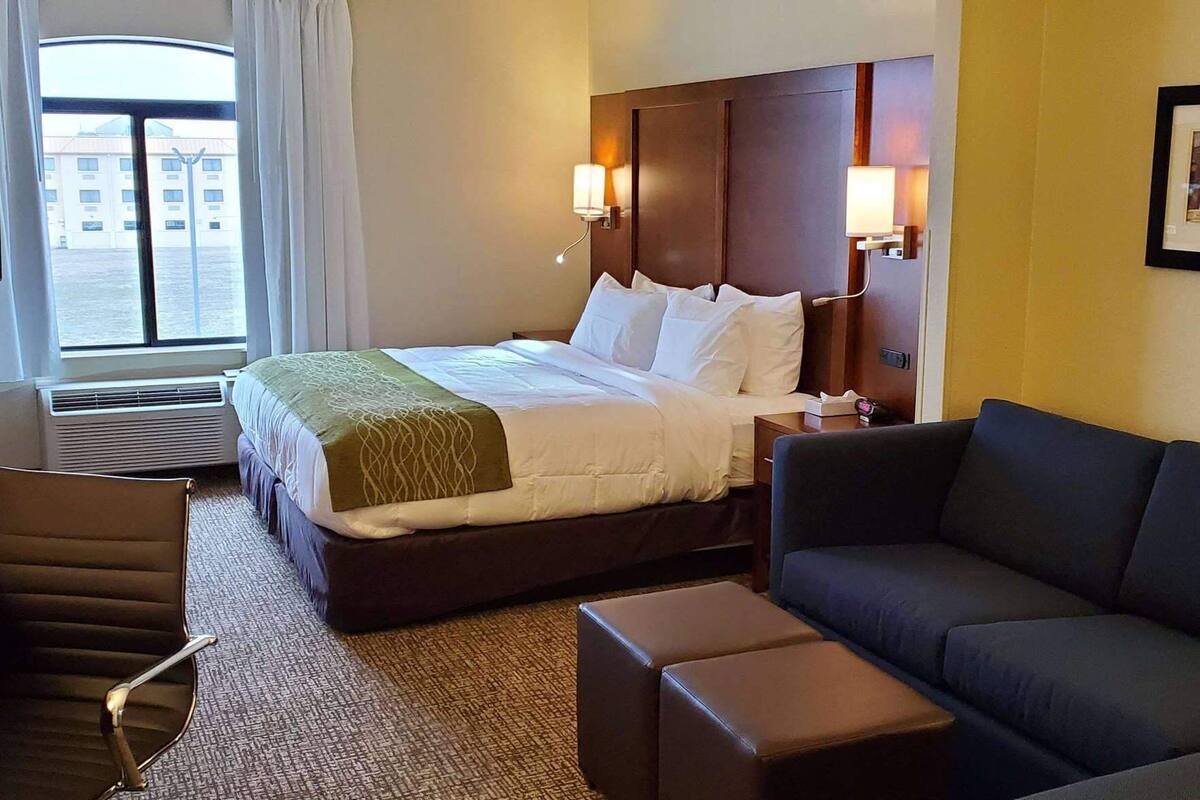 Down duvets, in-room safe, desk, laptop workspace