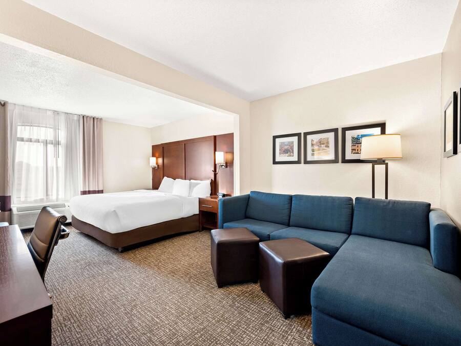 Selimut bulu angsa, brankas, meja kerja, dan ruang kerja ramah laptop