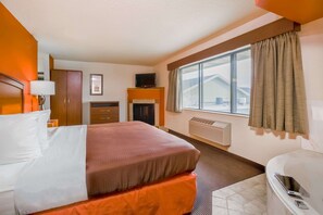 スイート キングベッド 1 台 禁煙 (One-Bedroom Not Pet Friendly) | デスク、アイロン / アイロン台、ベビーベッド (無料)、WiFi (無料)