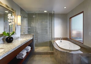 Shower, free toiletries, hair dryer, bathrobes - Loews Hollywood Hotel (Los Angeles)