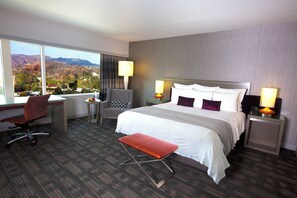 Premium bedding, down comforters, pillowtop beds, minibar - Loews Hollywood Hotel (Los Angeles)