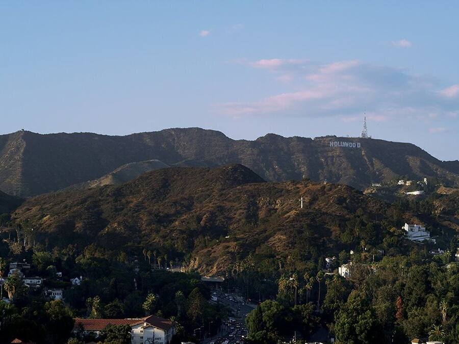 Un paysage montagneux avec, au loin, le panneau Hollywood.