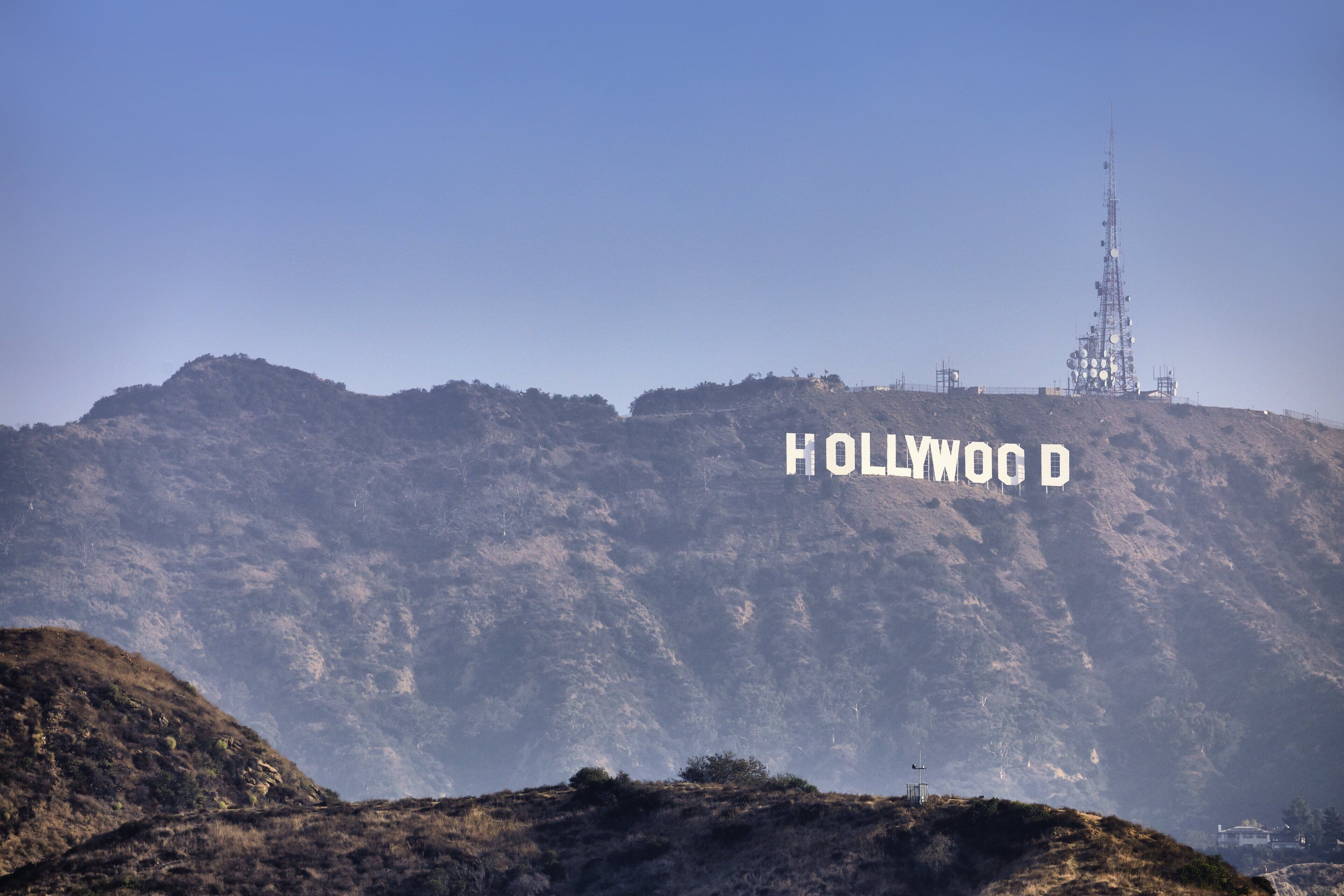 Een heuvel met het Hollywood-bord en een radiotoren.