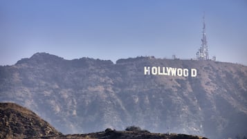 Una colina con el letrero de Hollywood y una torre de radio.