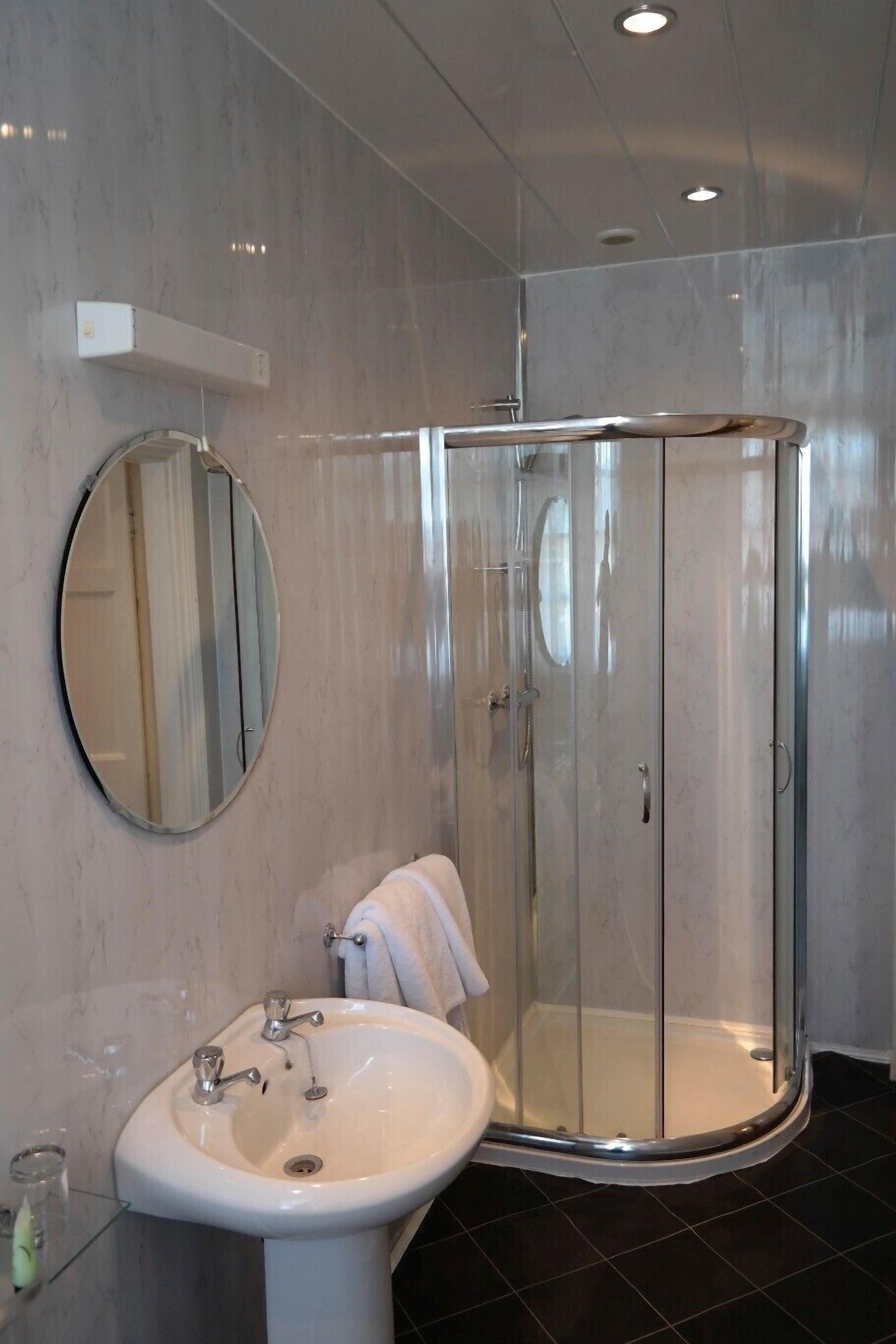 Combined shower/tub, free toiletries, towels