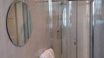 Combined shower/tub, free toiletries, towels