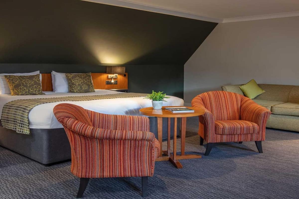 executive room, 1 double bed, non smoking (with sofabed) | in-room safe, desk, iron/ironing board, free wifi