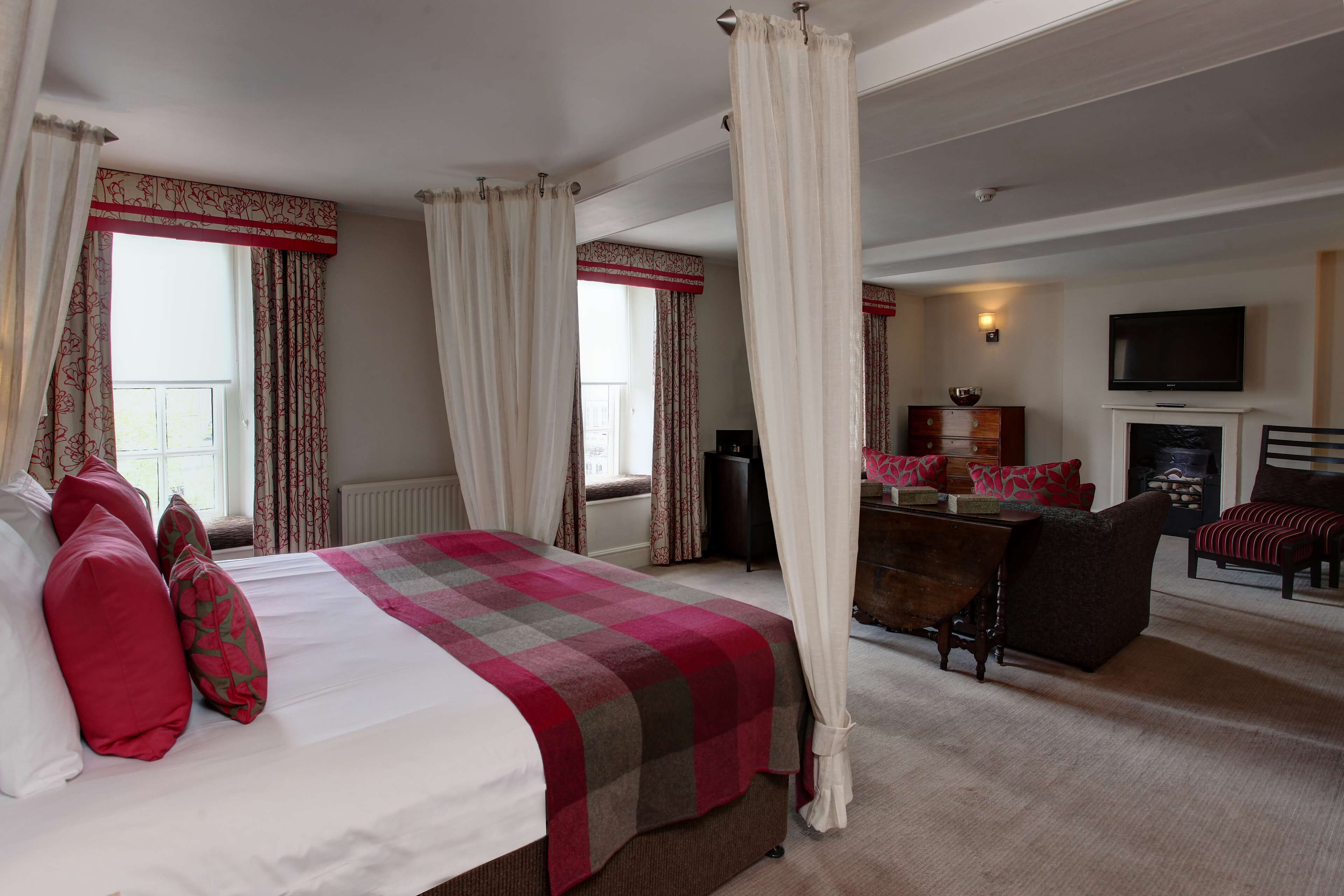 Suite, 1 King Bed, Non Smoking | In-room safe, desk, iron/ironing board, free WiFi