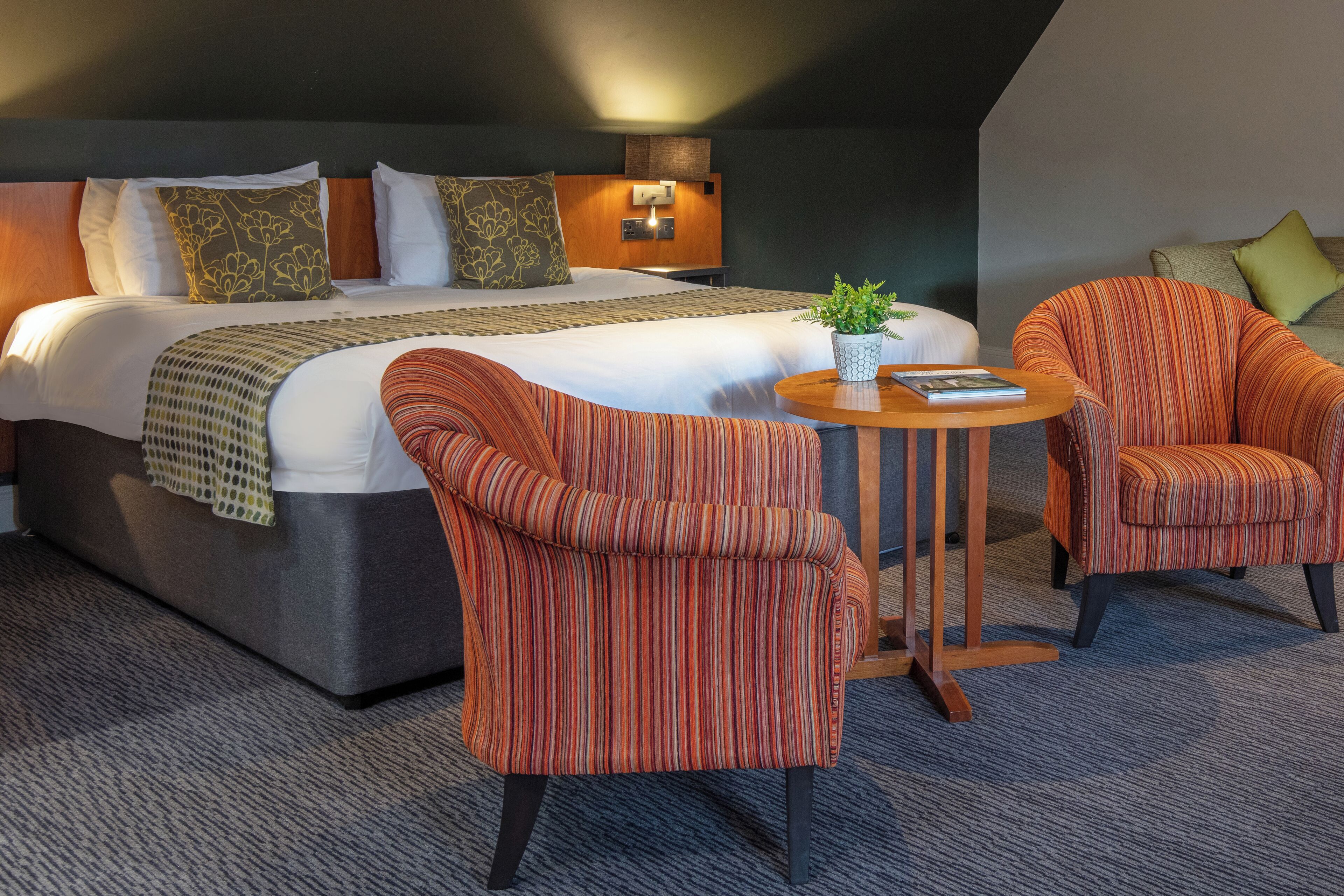 executive room, 1 double bed, non smoking (with sofabed) | in-room safe, desk, iron/ironing board, free wifi