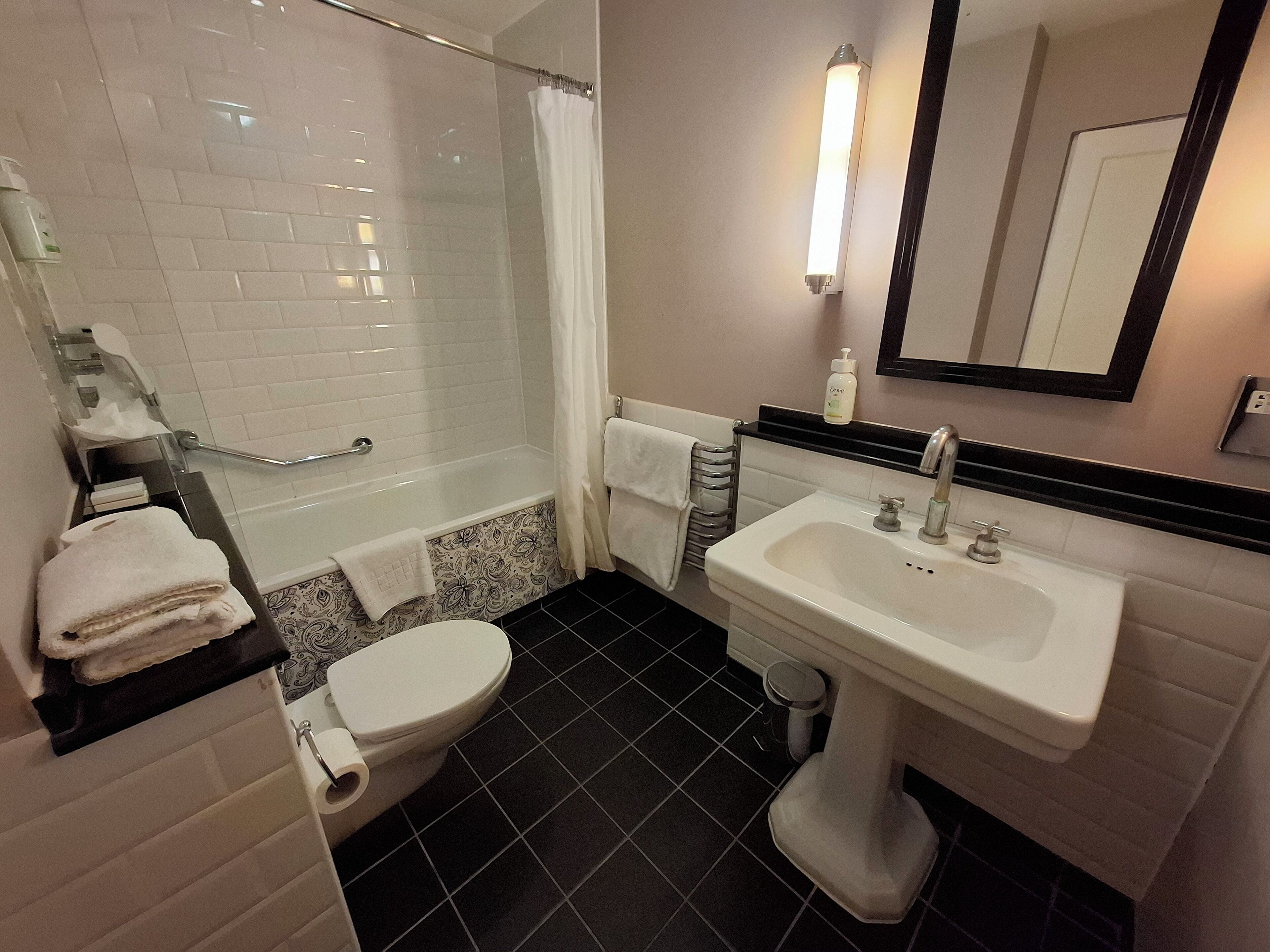 executive room, 1 double bed, non smoking | bathroom | eco-friendly toiletries, hair dryer, towels