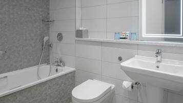 Un baño moderno con bañera, inodoro y lavamanos.