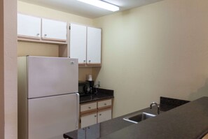 Studio Suite, 1 King Bed, Non Smoking | Desk, iron/ironing board, free cribs/infant beds, free WiFi - Days Inn by Wyndham Shenandoah (Shenandoah)