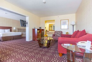 Deluxe Studio Suite, 1 King Bed, Non Smoking | Desk, iron/ironing board, free cribs/infant beds, free WiFi