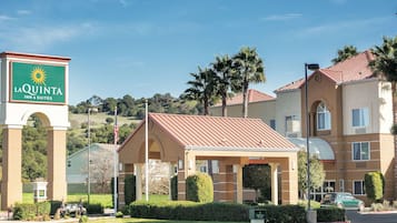 La Quinta Inn & Suites features a modern architectural design with a prominent entrance and multiple levels.