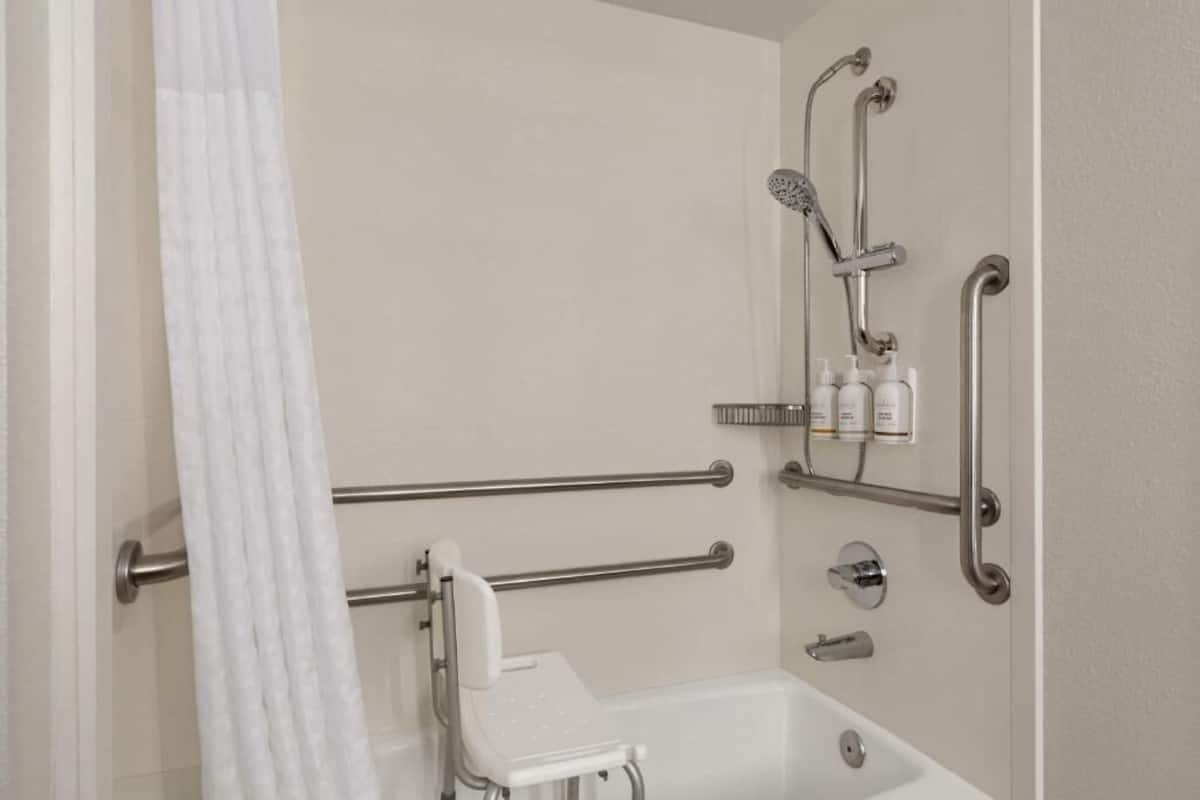 Amenidades de baño gratuitas, secadora de cabello, toallas