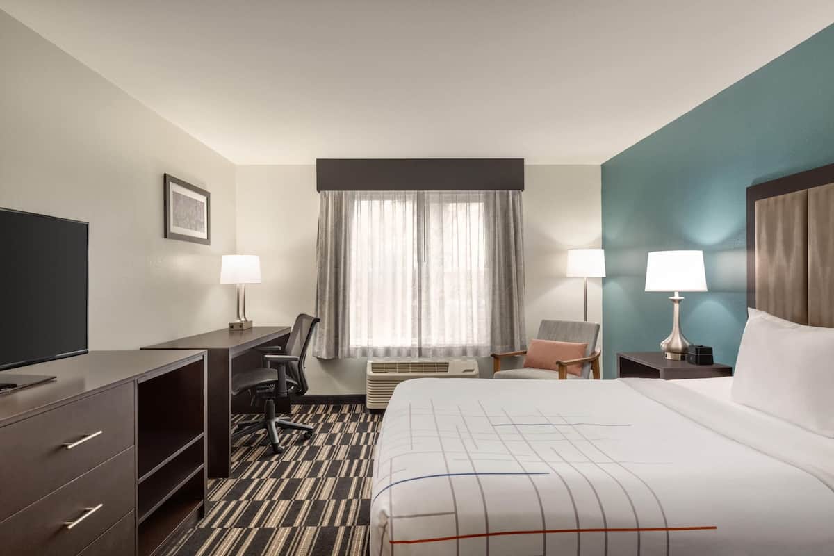 Room, 1 Queen Bed, Accessible, Bathtub (Mobility/Hearing, Grab bars) | Premium bedding, desk, iron/ironing board, free WiFi