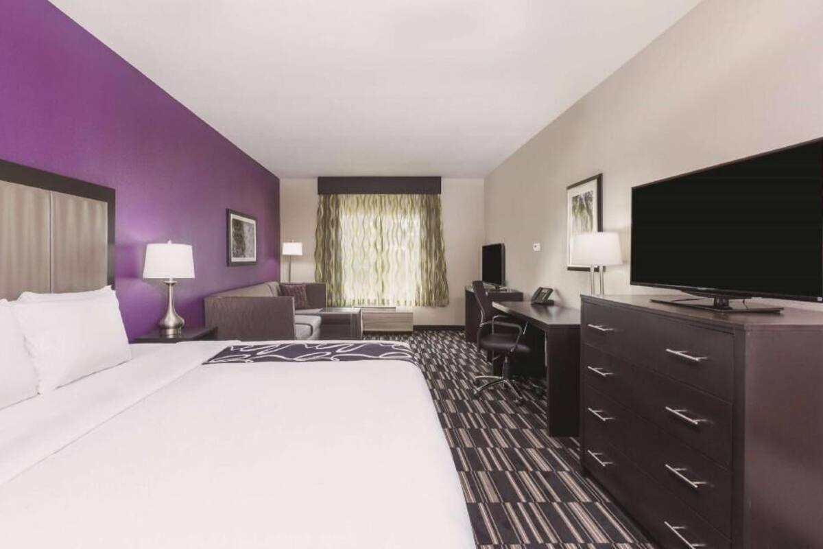Premium bedding, desk, iron/ironing board, free WiFi