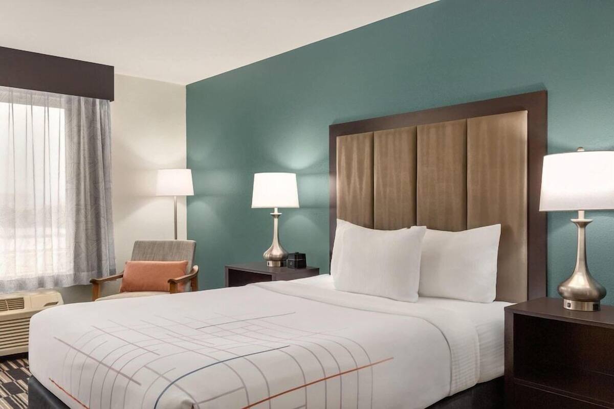 Premium bedding, desk, iron/ironing board, free WiFi