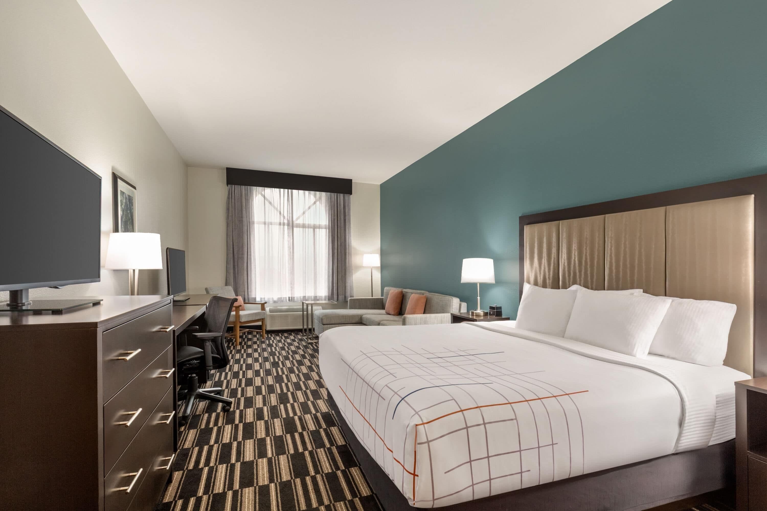 Executive Room, 1 King Bed, Non Smoking | Premium bedding, desk, iron/ironing board, free WiFi