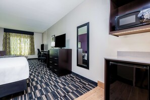 Executive Room, 1 King Bed, Non Smoking | Premium bedding, desk, iron/ironing board, free WiFi