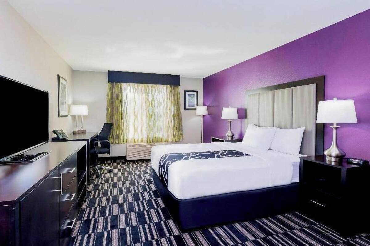 Premium bedding, desk, iron/ironing board, free WiFi