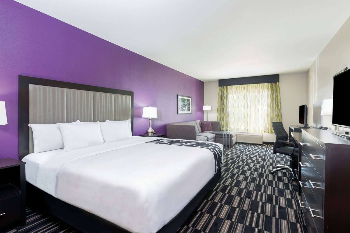 Premium bedding, desk, iron/ironing board, free WiFi