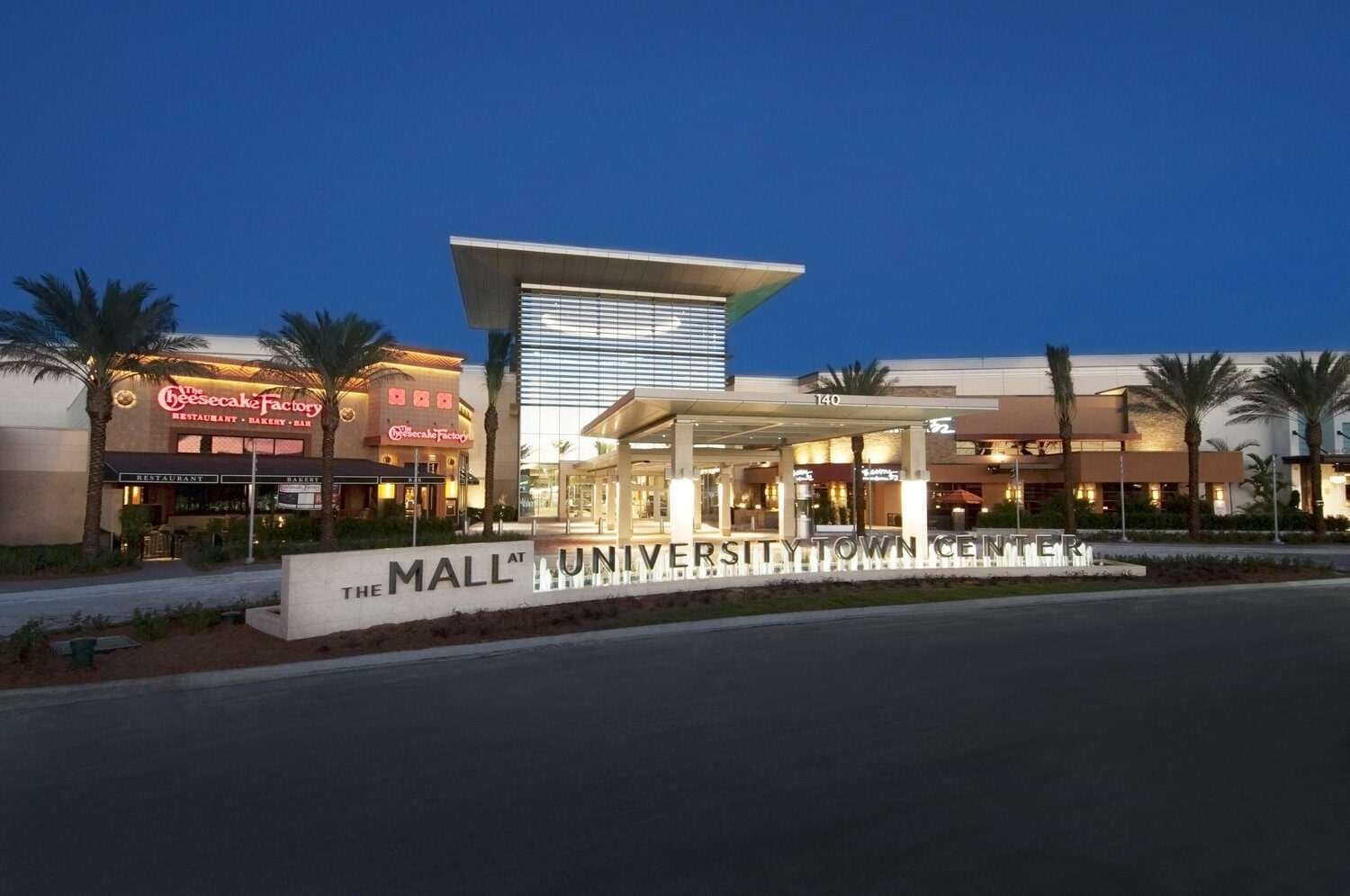 Un bâtiment sur lequel on peut lire l’inscription « The Mall at University Town Center » et qui abrite un restaurant « Cheesecake Factory ».