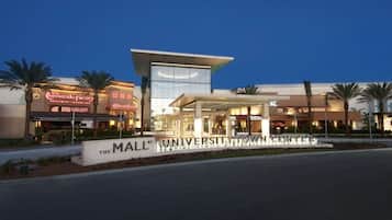 Un bâtiment sur lequel on peut lire l’inscription « The Mall at University Town Center » et qui abrite un restaurant « Cheesecake Factory ».